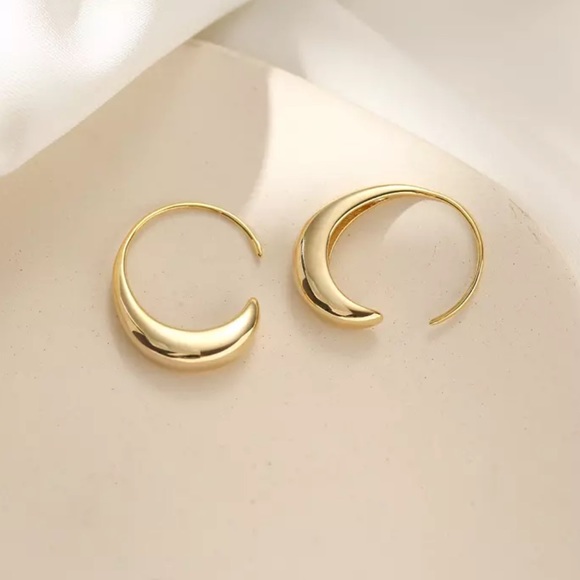 NEW 18K GOLD C SHAPE EARRINGS, NICE EARRINGS, CUTE EARRINGS - Picture 5 of 5